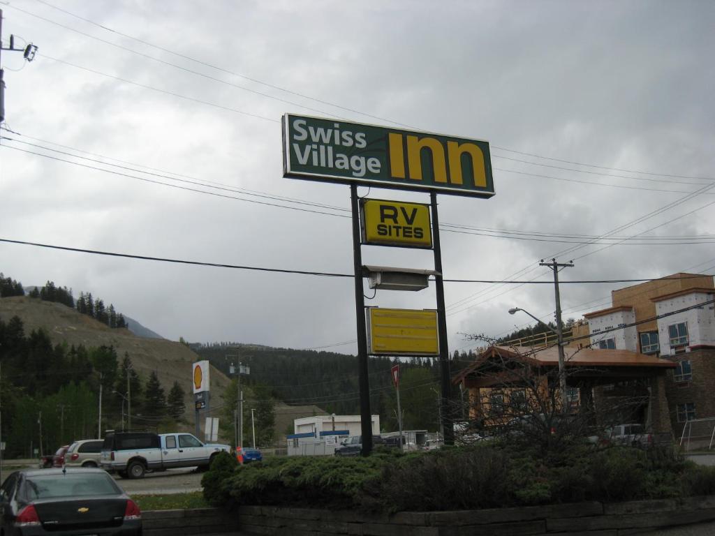 Nespecifikovaný výhled na hory nebo výhled na hory při pohledu z motelu