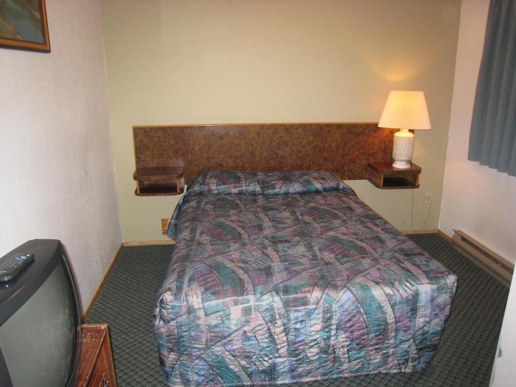 Postel nebo postele na pokoji v ubytování Swiss Village Inn