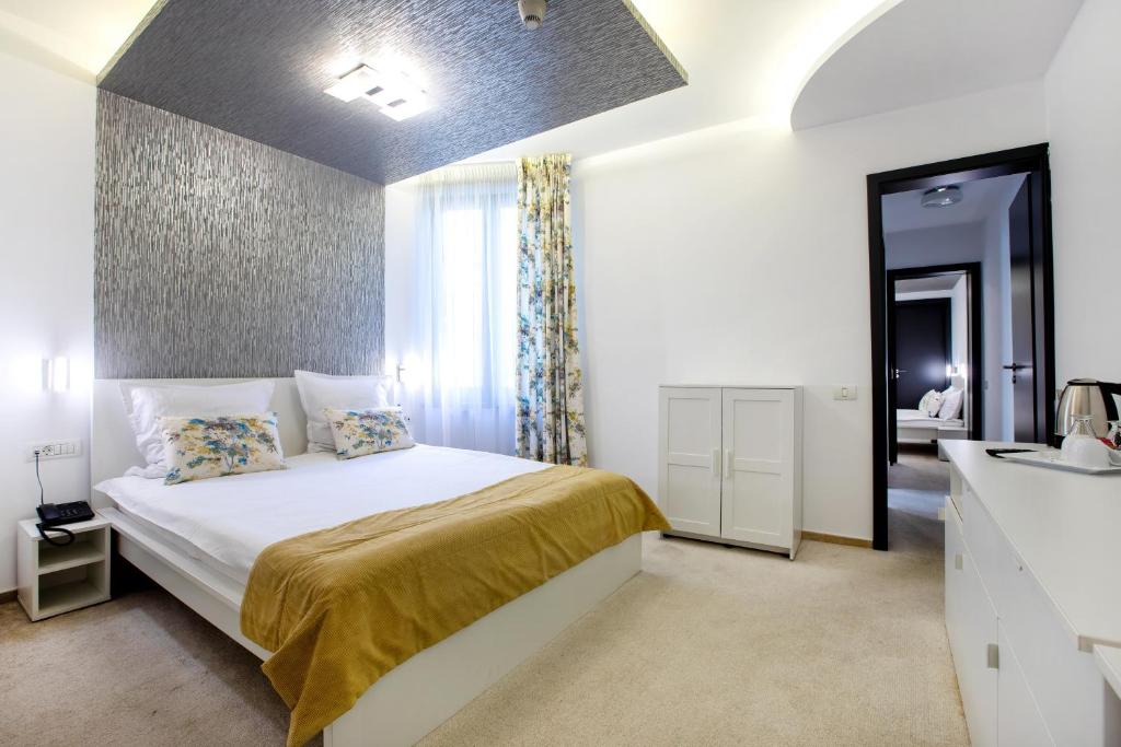 Postel nebo postele na pokoji v ubytování Hotel Duke Romana City Center
