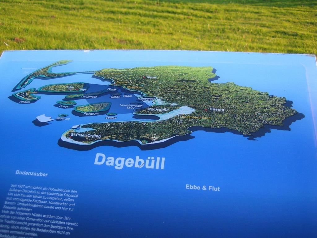 a map of the island of dagelinitz in the ocean at Haus-Halligblick-Ferienwohnung-Oland in Dagebüll