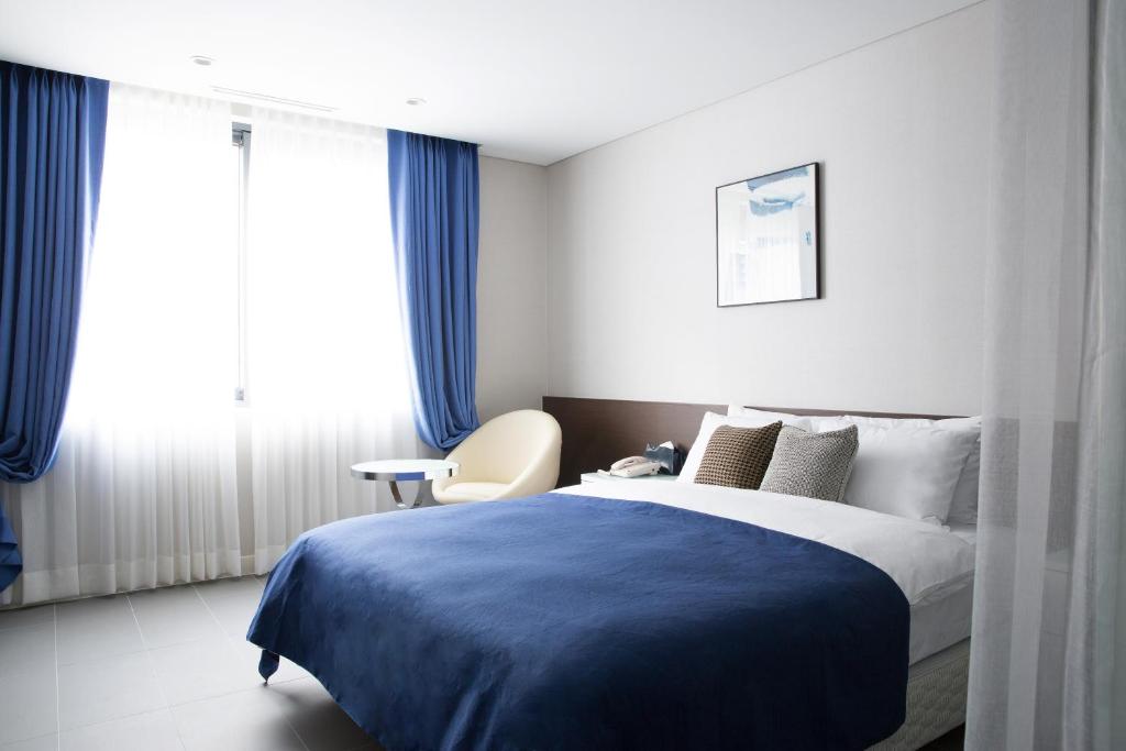 Postel nebo postele na pokoji v ubytování Hotel Mate Bundang