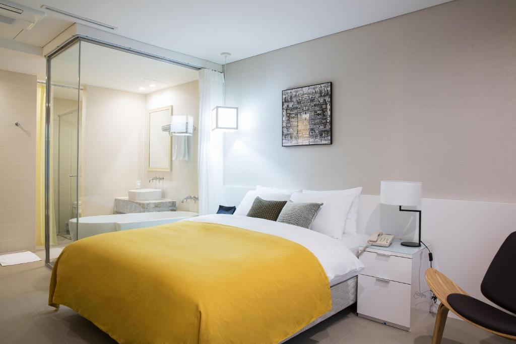 Postel nebo postele na pokoji v ubytování Hotel Mate Bundang