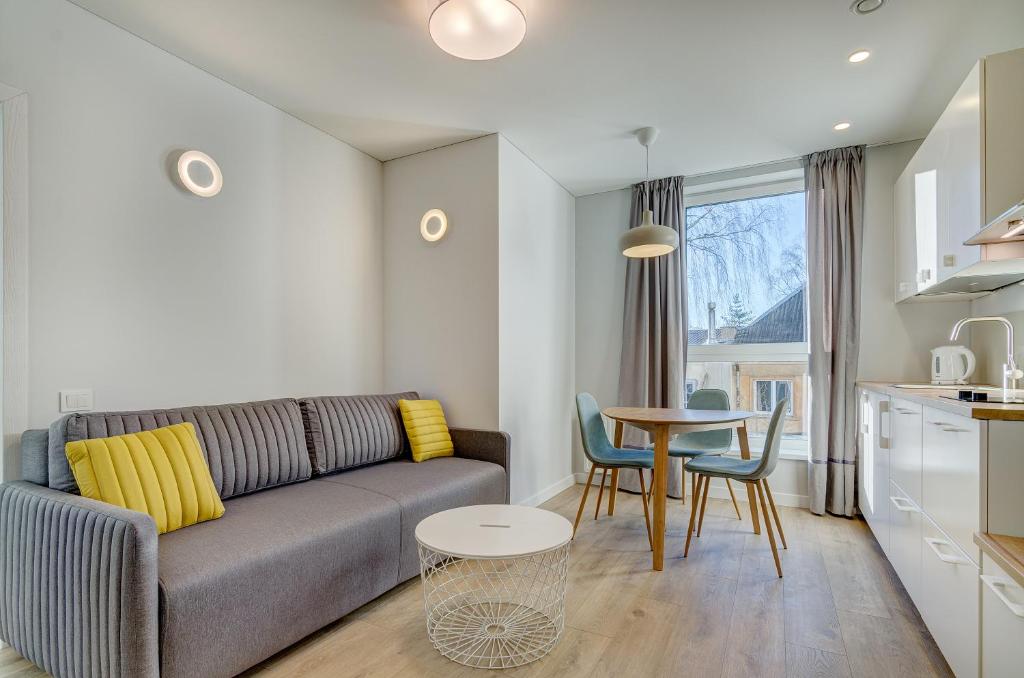 un soggiorno con divano e tavolo di Center Apartment 10A a Vilnius