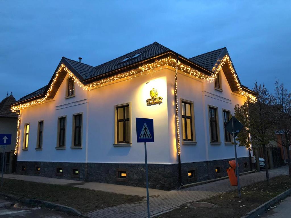 Un edificio bianco con le luci di Natale sopra di Ana Boutique a Alba Iulia