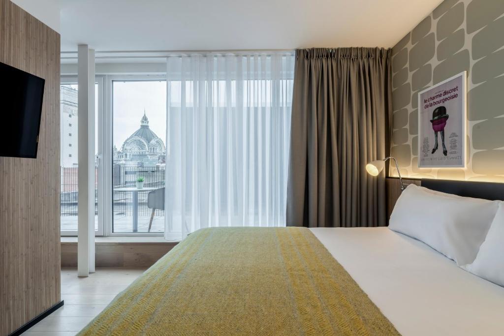 PREMIER SUITES Antwerp客房内的一张或多张床位