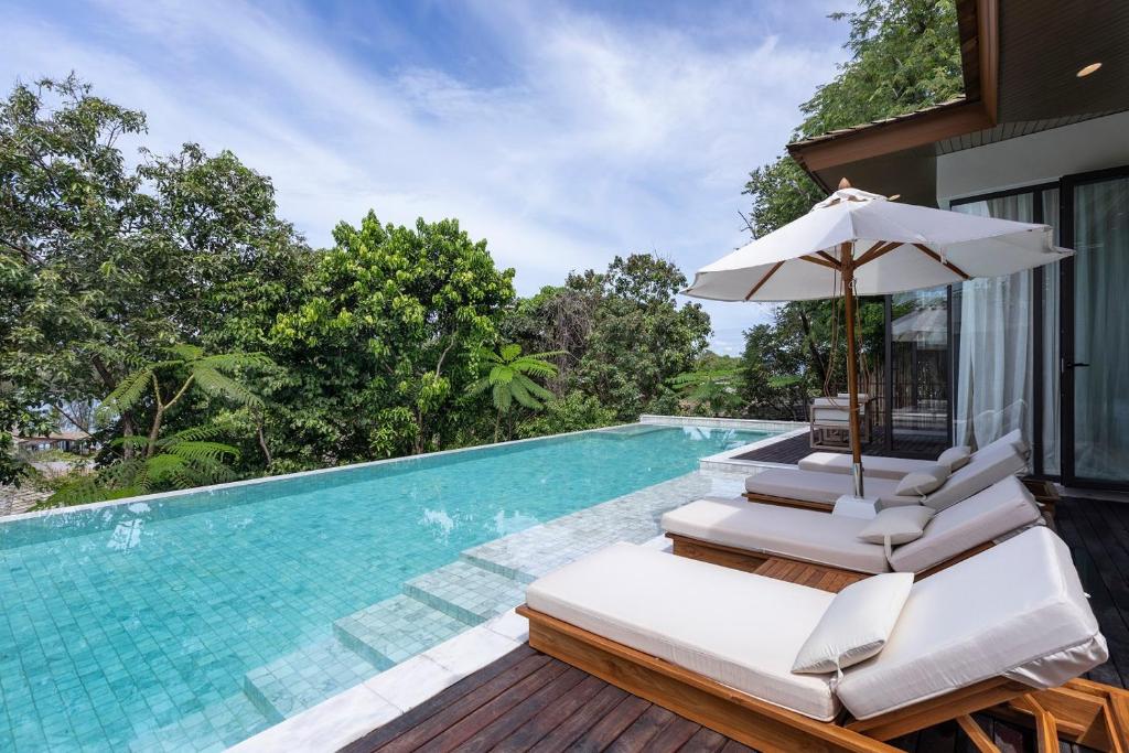 Bazén v ubytování Cape Fahn Hotel Samui nebo v jeho okolí