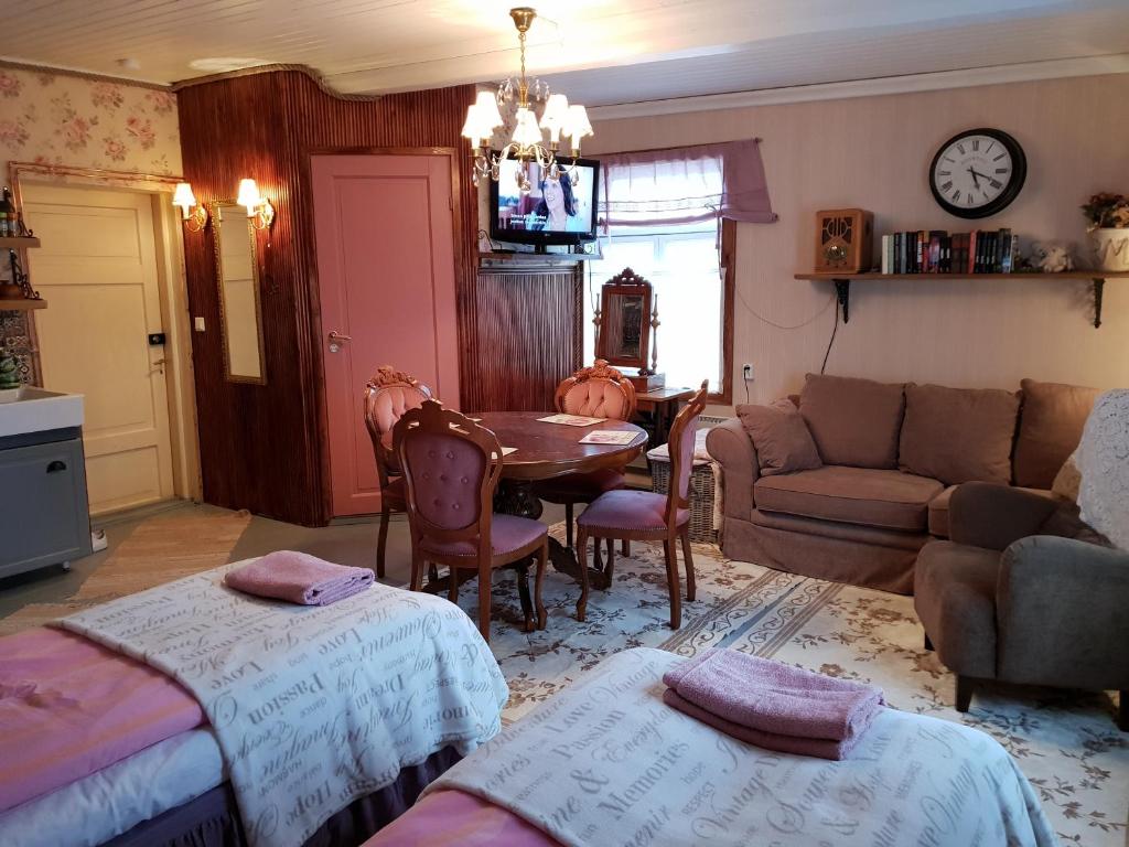 sala de estar con mesa y sofá en Renkitupa en Raahe