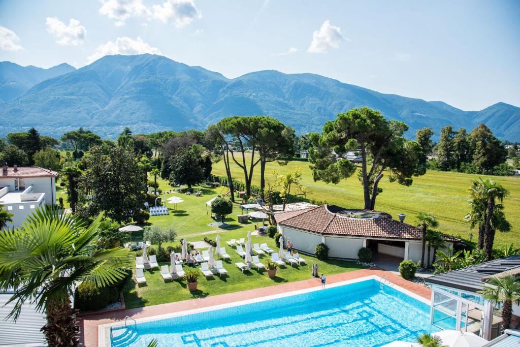 Vista generica sulle montagne o vista sulle montagne dall'interno dell'hotel