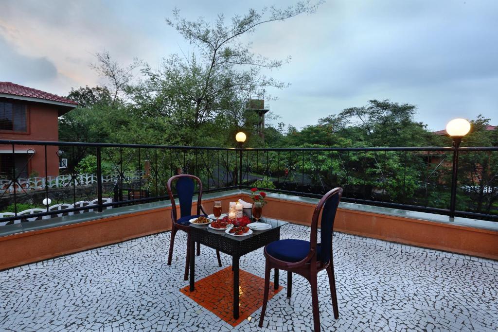 SaffronStays Nithyam, Vikramgad - Villa Con Piscina Privada