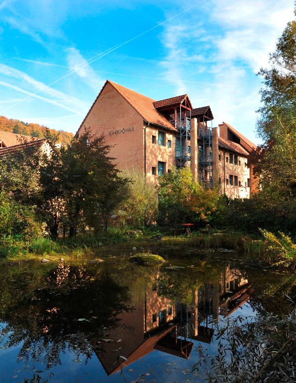 un edificio con riflessione in un corpo idrico di Seminarhotel Romerohaus a Lucerna