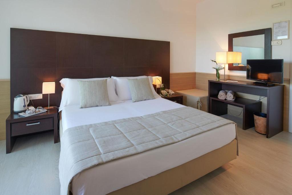 Postel nebo postele na pokoji v ubytování Jesolopalace Hotel & Aparthotel