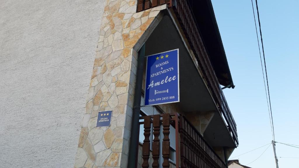 een blauw bord aan de zijkant van een gebouw bij Rooms & Apartments Amelee in Zagreb
