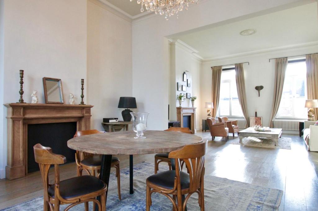een woonkamer met een tafel en stoelen bij Cap's House in Gent