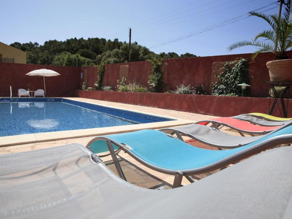 RoquebrunにあるModern villa with private pool in Roquebrunのスイミングプール(ラウンジチェア2脚付)