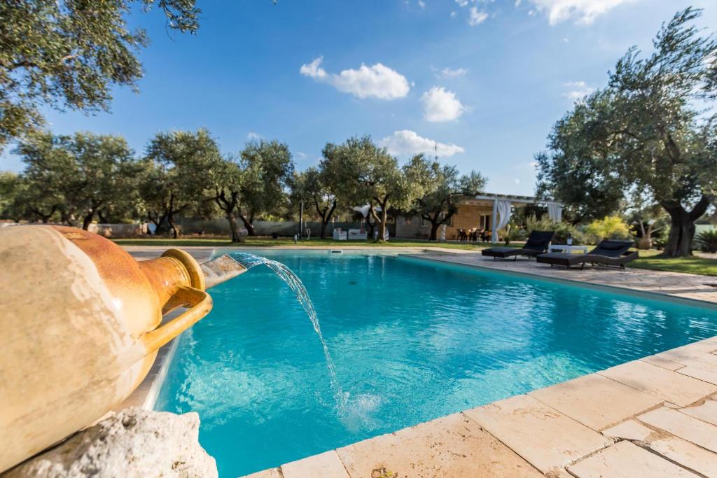 - une bouteille d'eau dans la piscine dans l'établissement Villa Safiria, à Carpignano Salentino