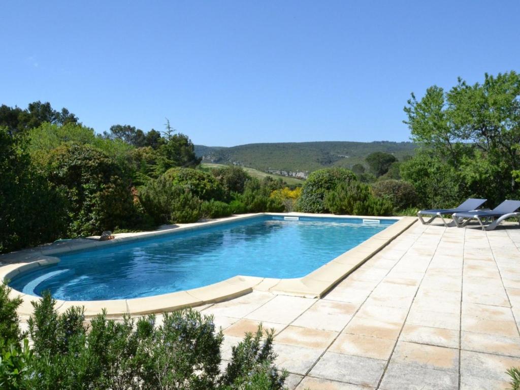 CesserasにあるModern villa with private pool in Cesserasのスイミングプール(パティオ、椅子2脚付)