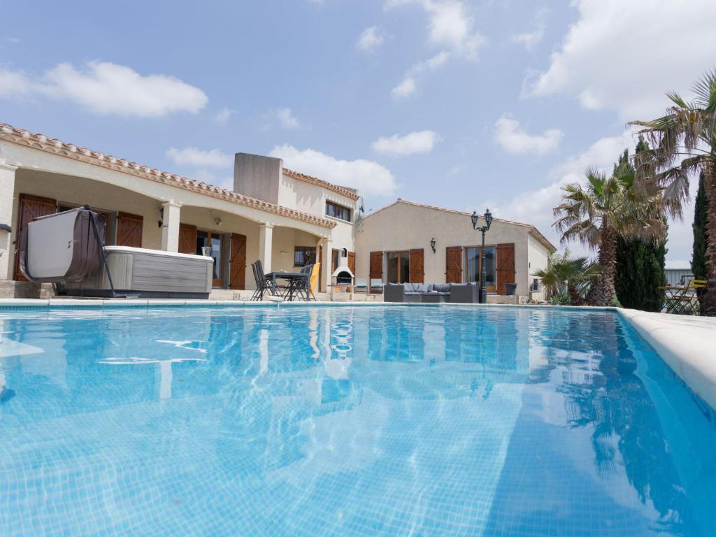 una piscina frente a una villa en Modern villa with private pool, en Félines-Minervois