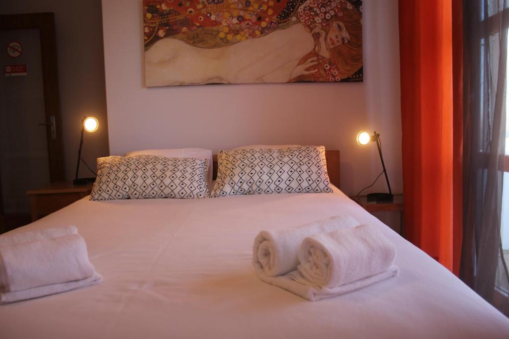 ペニシェにあるPro Touristic Sol Village Apartment Iのベッドルーム1室(ベッド1台、タオル2枚付)