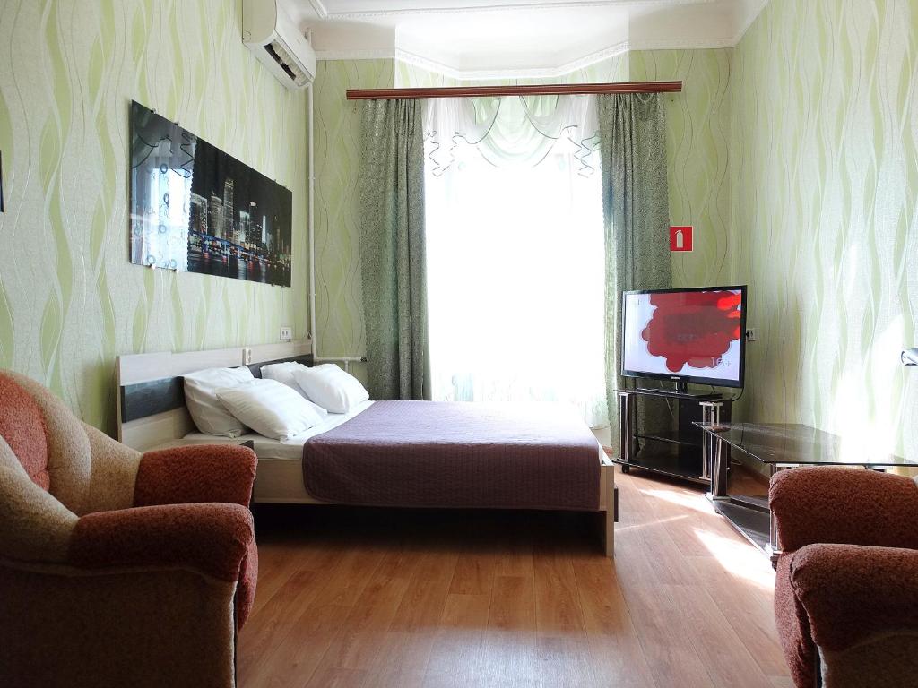 トゥーラにあるInndays on Prospekt Lenina 19のベッドルーム(ベッド1台、テレビ、窓付)