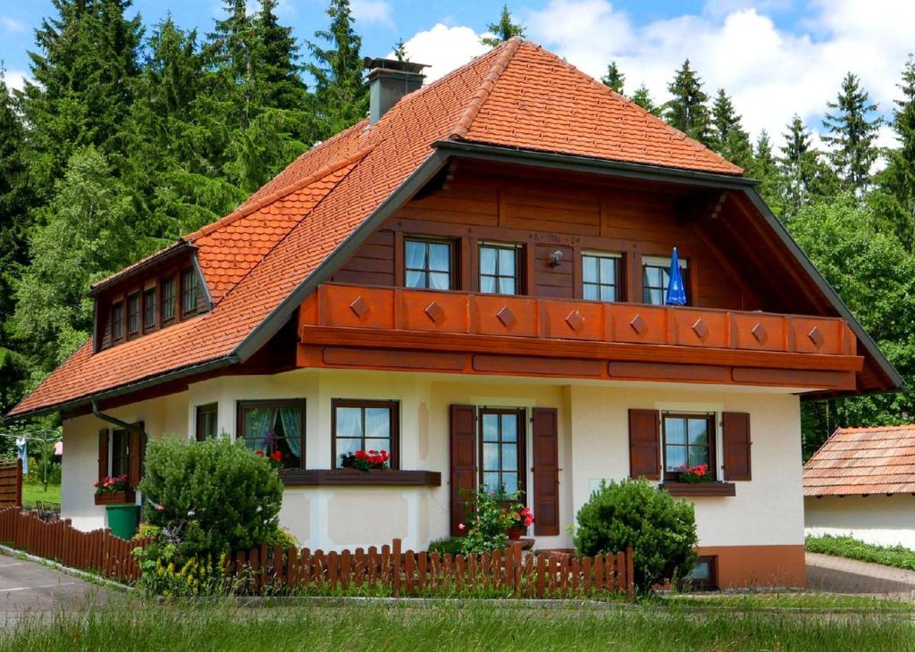 une maison avec un toit orange dans l'établissement Landhaus-Seiler, à Freudenstadt