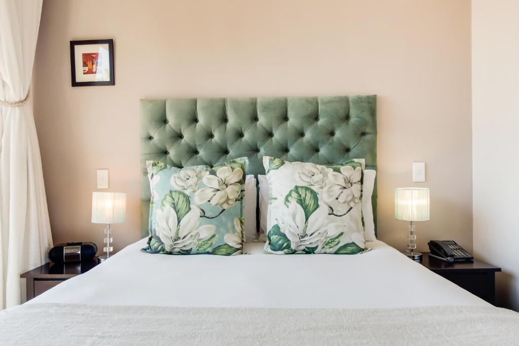 The One 8 Hotel in Green Point - Solar Power - 阳台的王室