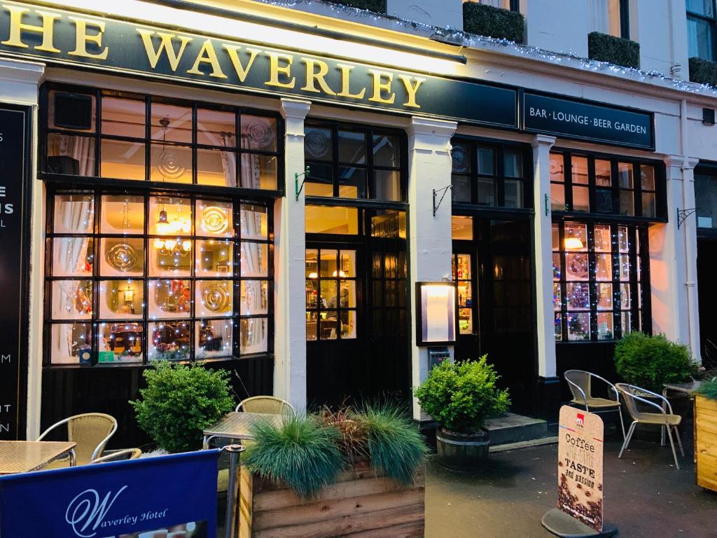 un magasin devant un restaurant avec des tables et des chaises dans l'établissement The Waverley Hotel, à Callander