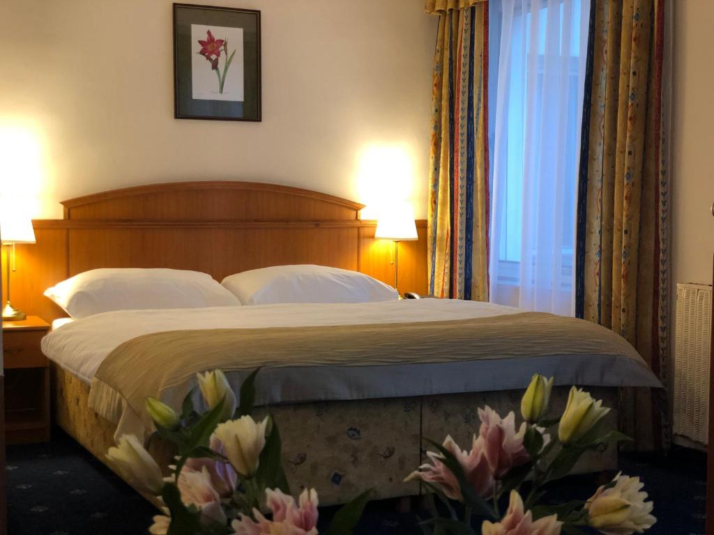 プラハにあるカヴァリールのベッドルーム1室(ランプ2つ、花付)