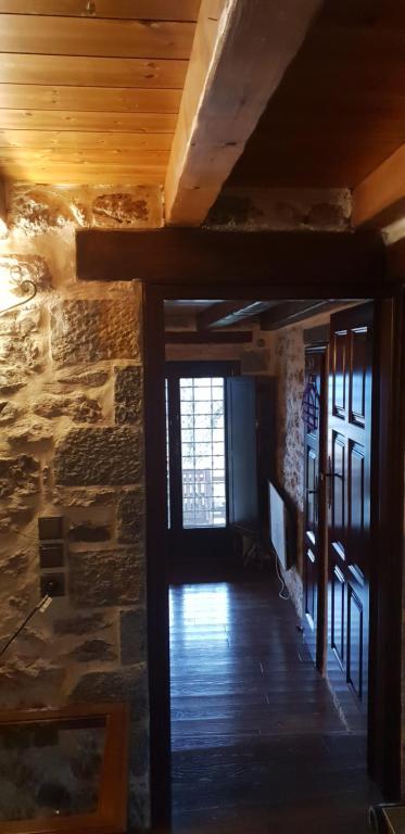 Fotografia z galérie ubytovania Vargiani Stone Retreat with Fireplace & View v destinácii Graviá
