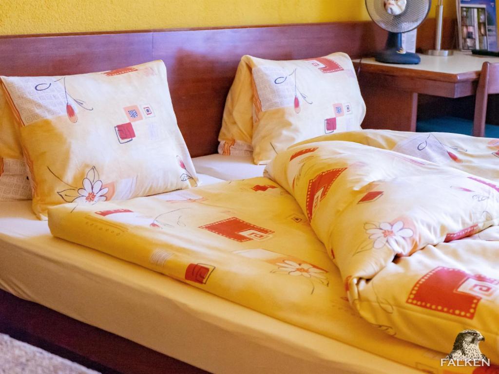 Postel nebo postele na pokoji v ubytování Gasthof zum Falken