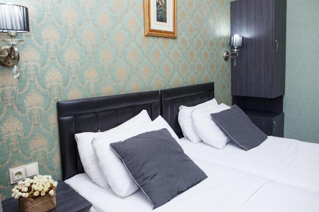 Postel nebo postele na pokoji v ubytování Hotel Arc Tbilisi