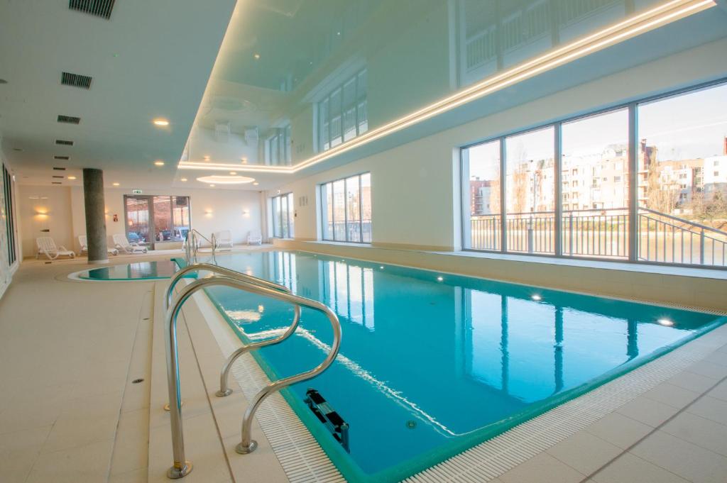 uma grande piscina num grande edifício em Grand Apartments - Apartments SPA Waterlane Island em Gdansk