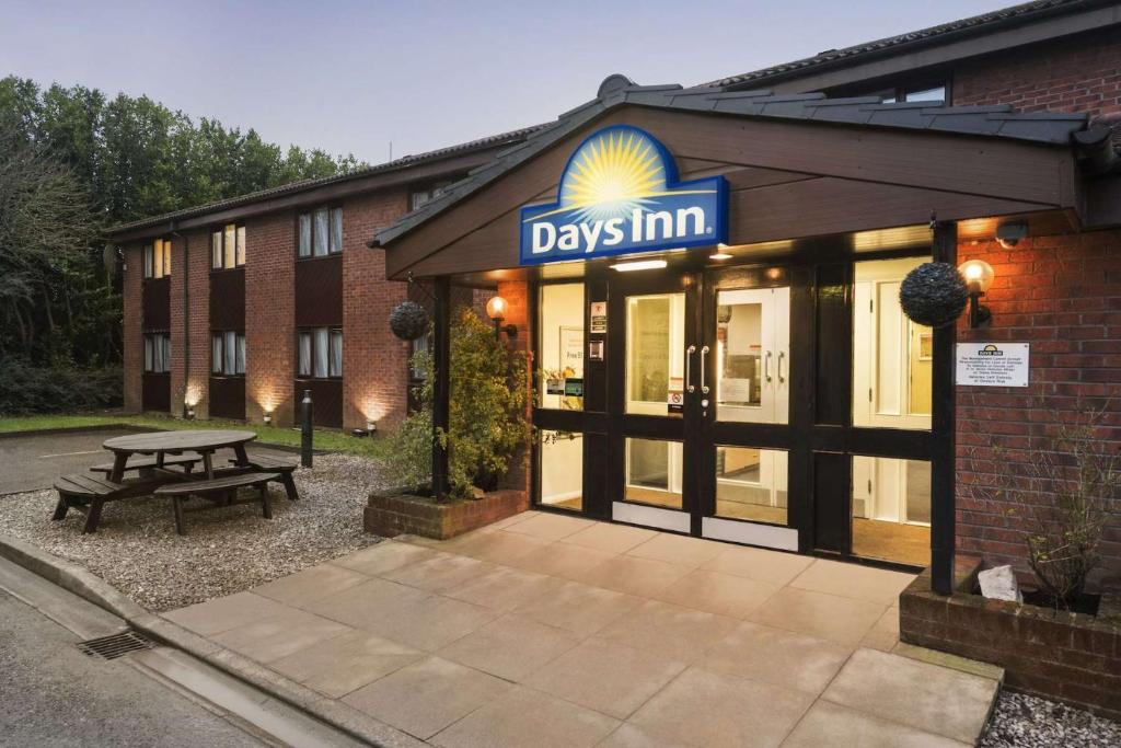 budynek z napisem "dniami zajazd" w obiekcie Days Inn Bridgend Cardiff w mieście Bridgend