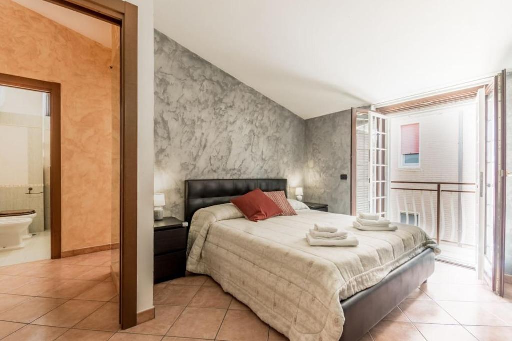 1 dormitorio con 1 cama grande y baño en Biroli164 House, en Ciampino