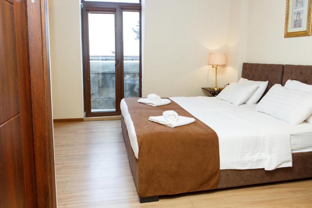 Postel nebo postele na pokoji v ubytování Hotel Arc Tbilisi