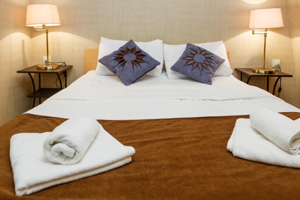 Postel nebo postele na pokoji v ubytování Hotel Arc Tbilisi