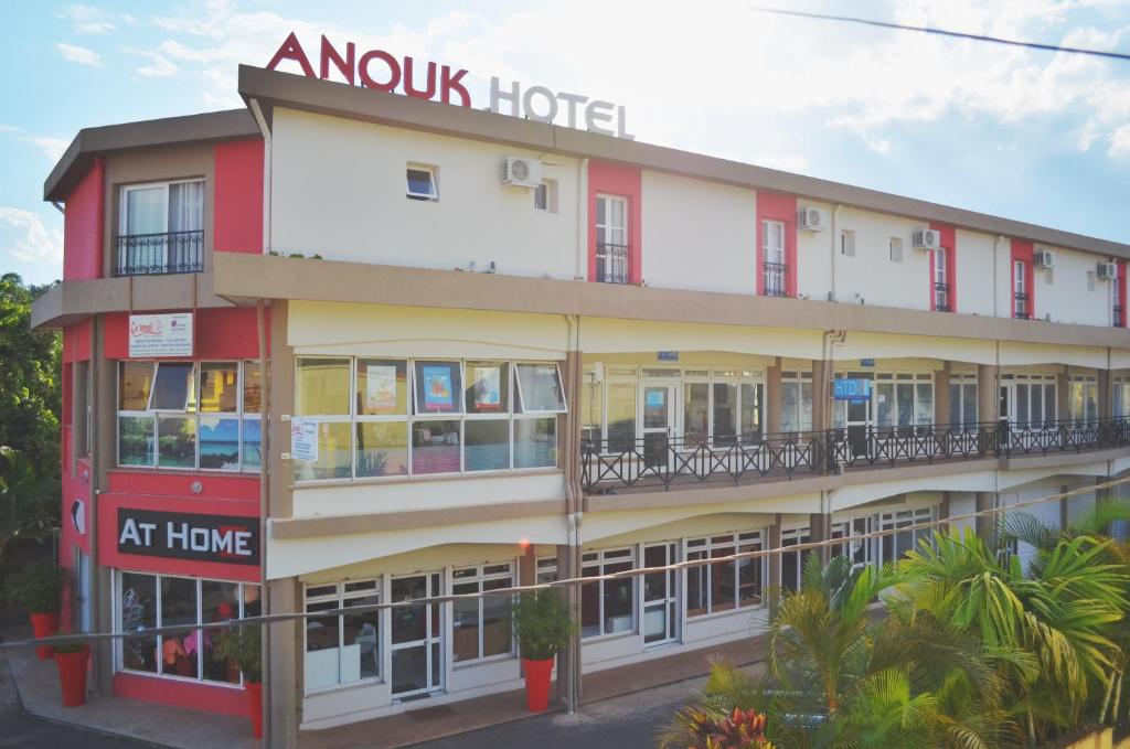 un hotel con un edificio rojo y amarillo en Anouk Hotel, en Antananarivo
