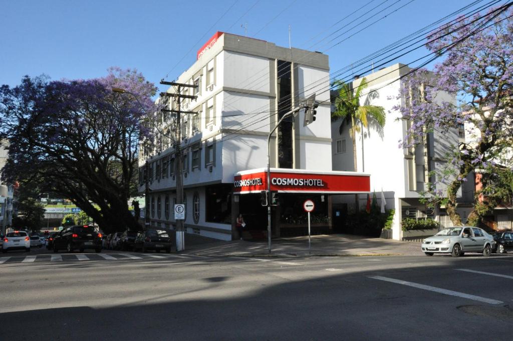 un bâtiment au coin d'une rue de la ville dans l'établissement Cosmos Hotel, à Caxias do Sul