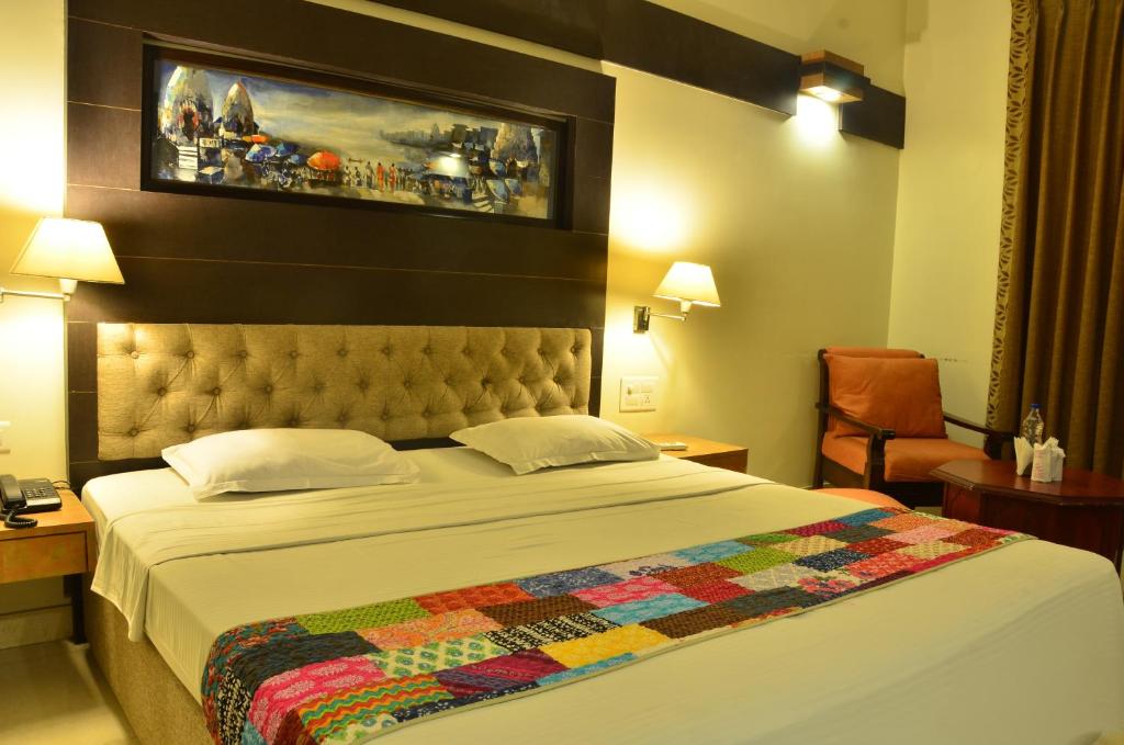 Postel nebo postele na pokoji v ubytování Hotel H R Palace