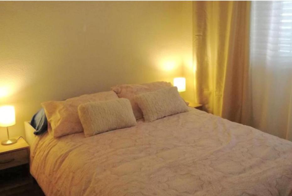 Postel nebo postele na pokoji v ubytování Cozy Flat