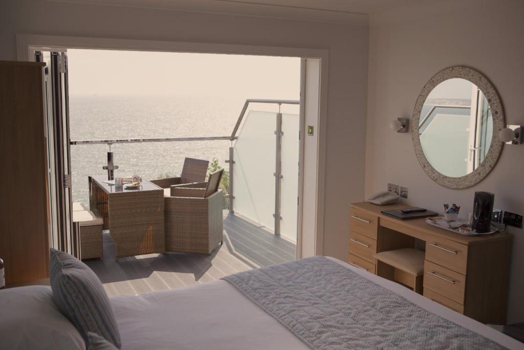 una camera con letto e vista sull'oceano di Luccombe Hall Hotel a Shanklin