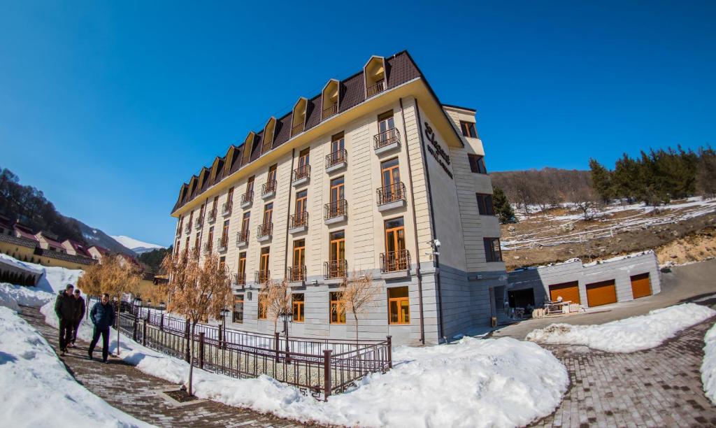 Nespecifikovaný výhled na hory nebo výhled na hory při pohledu z hotelu
