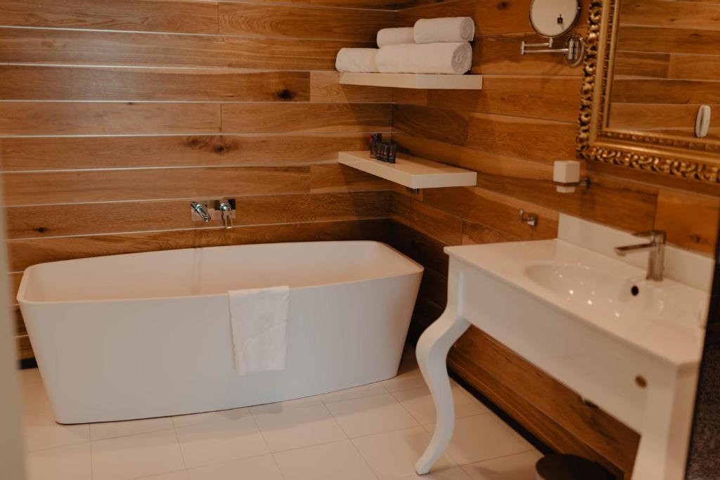 Graffit Gallery Design Hotel - Deluxe Double Room