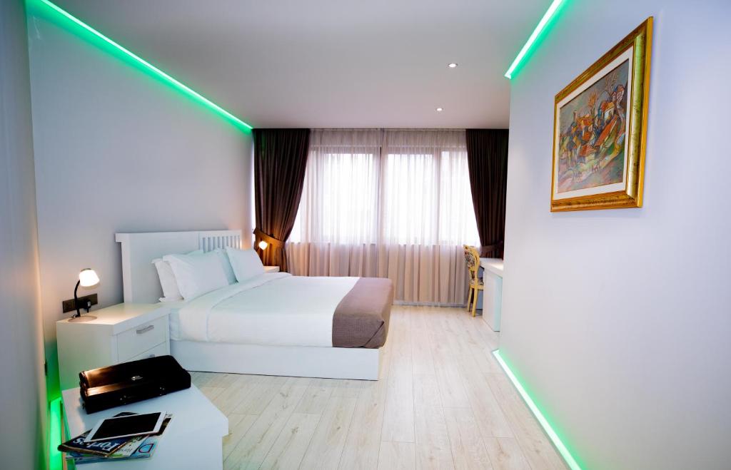 Llit o llits en una habitació de Metro Hotel Tirana