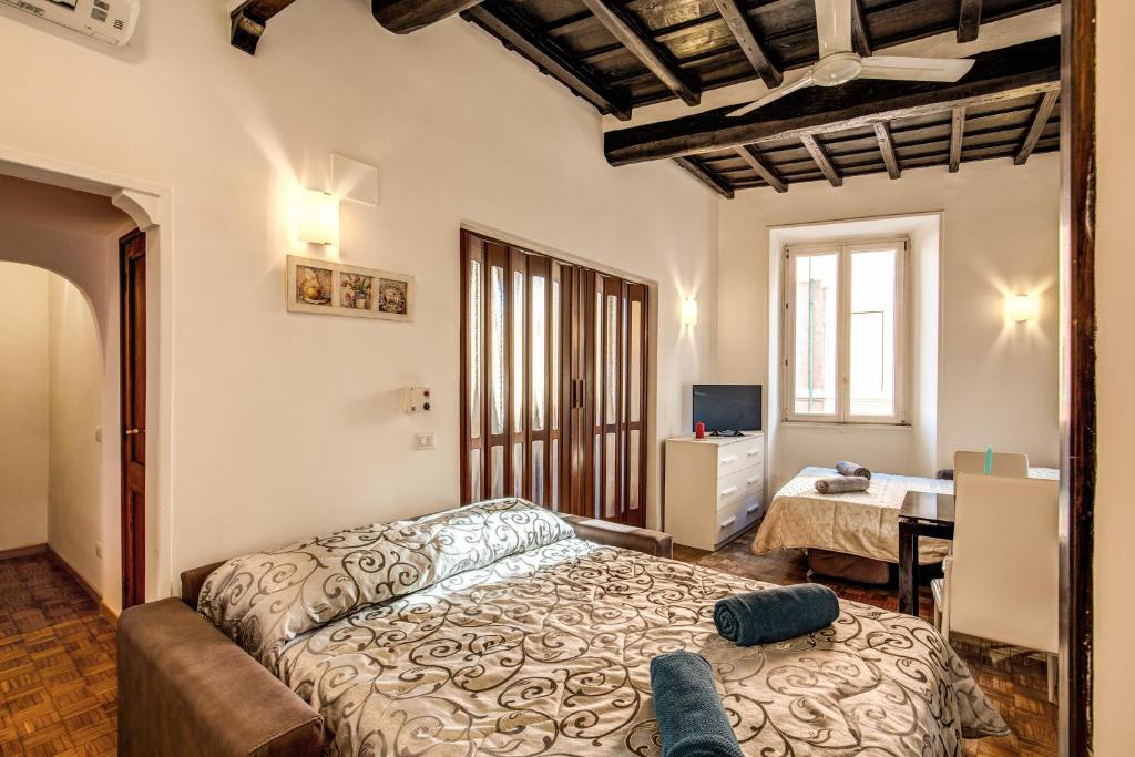 ローマにあるCasa Monticelliのベッドルーム1室(ベッド1台、テーブル付)