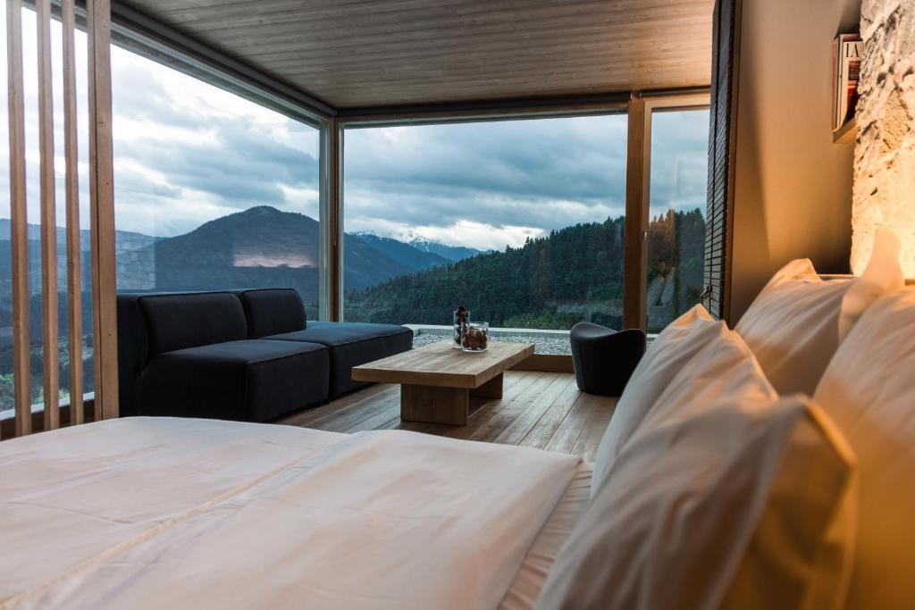 sypialnia z łóżkiem i widokiem na góry w obiekcie Escapade Luxury Residences w mieście Karpenision