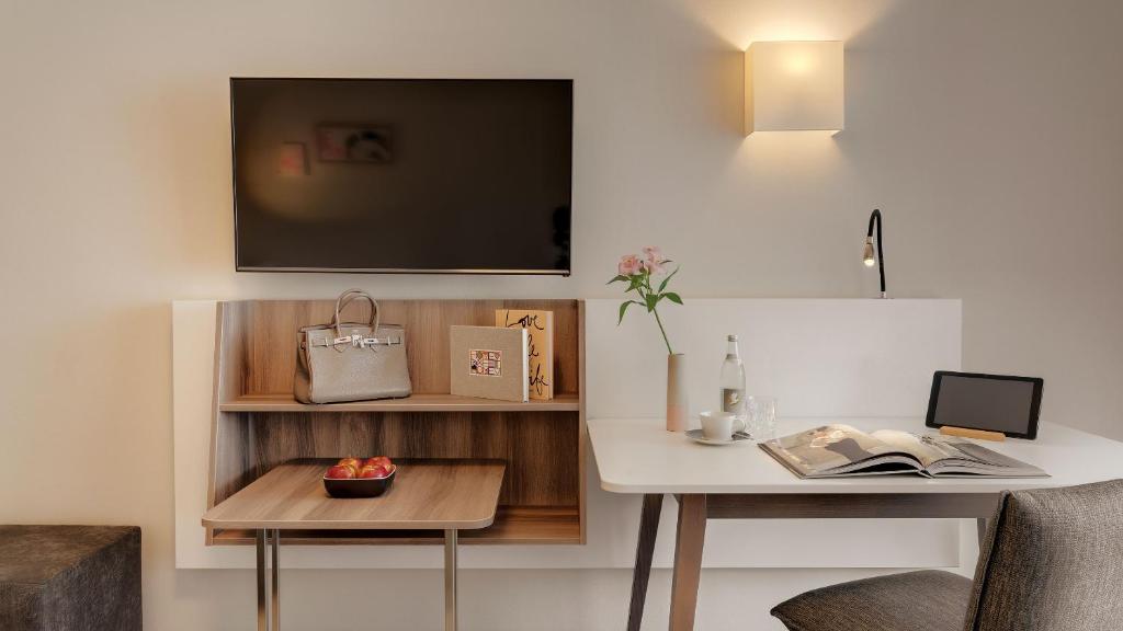 TV a/nebo společenská místnost v ubytování Hotel Stadt Lörrach