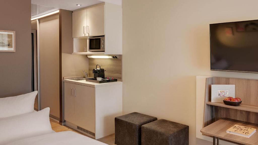 Kuchyň nebo kuchyňský kout v ubytování Hotel Stadt Lörrach