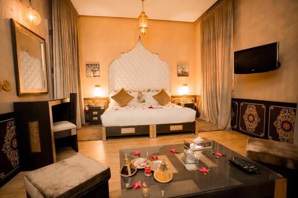 Postel nebo postele na pokoji v ubytování Palais Dar Si Aissa ALL-SUITES