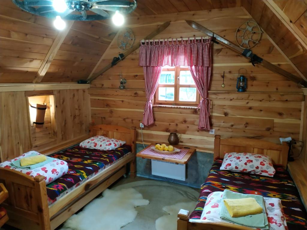 Habitación con 2 camas en una cabaña de madera en Etno smjestaj Bjelasica en Kolašin