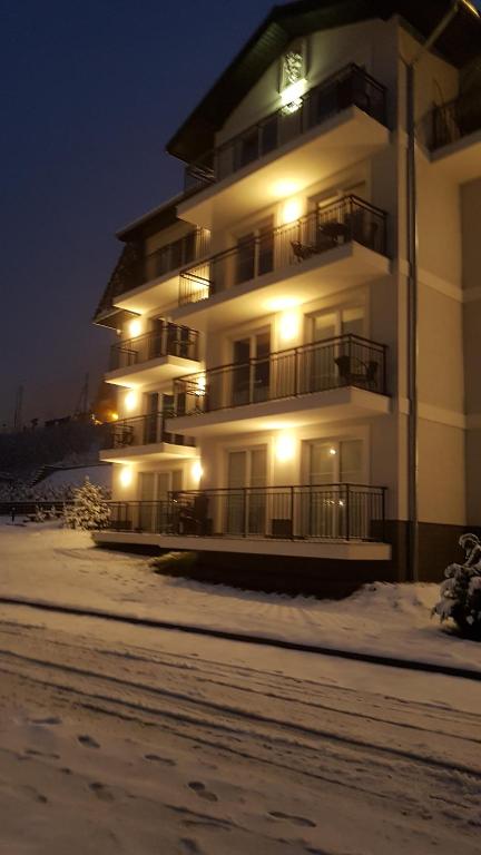 シュクラルスカ・ポレンバにあるMargaretの雪に照らされた大きなアパートメントです。